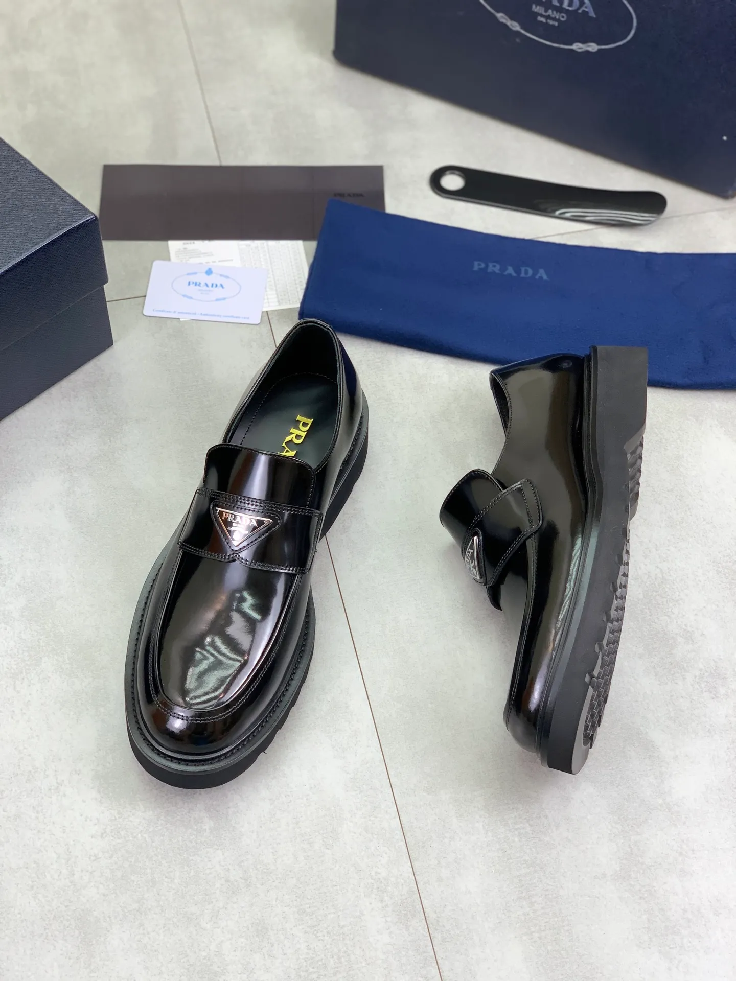 Factory price P860 💰Original quality, top version🔱 ＰＲＡＤＡPrada. Men's business casual leather shoes, top-quality leather shoes. 1:1 shipment ⬆️Luxurious and noble 👞All imported original color-rubbed edge beads, just to create a more comfortable wearing experience. Upper: Original comfortable open-edge bead rubbed color calfskin ➕Top imported water-dyed full cow lining, original lightweight and comfortable TPU foam combination bottom ✔️Code number: 39-45 (38.46 47 can be customized)